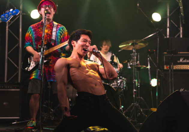 ライブがクライマックスなマッチョ@/reference photo for drawing muscle /Rook band@ロック　フリー素材