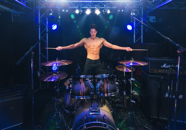 存在感のあるマッチョなドラマー@写真　マッチョ