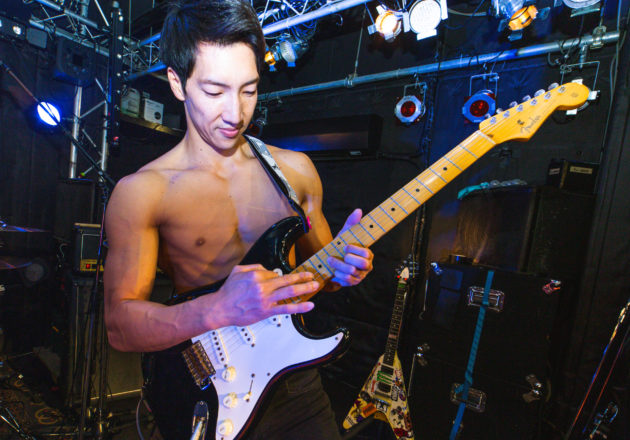 ライトハンド奏法を繰り出すマッチョ/reference photo for drawing muscle /Rook band@ロックバンド　フリー素材