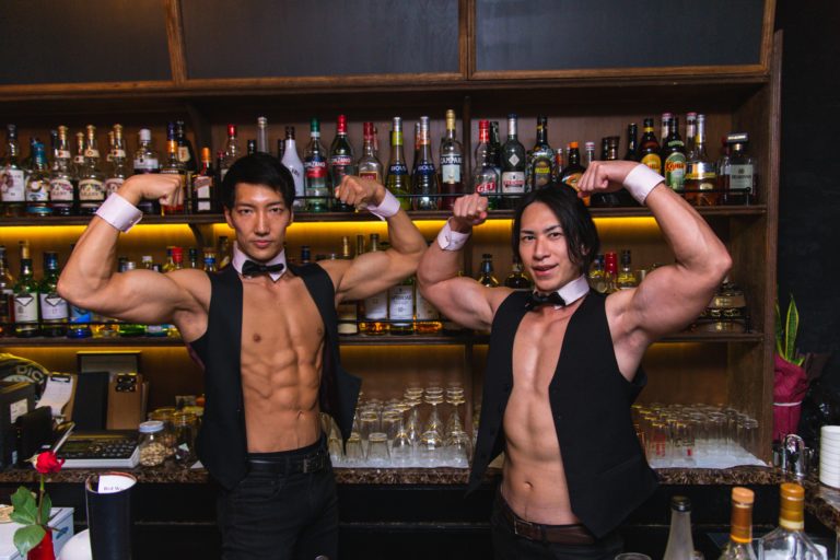 マッチョなバーへいらっしゃいませ(ダブルバイセプス) マッチョフリー素材サイト『マッスルプラス』