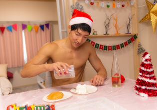 クリスマスケーキにプロテインをトッピングするマッチョ@マッチョ写真集
