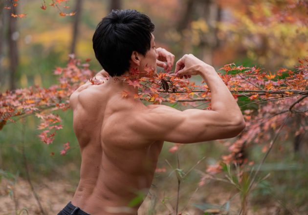 小さい秋探すマッチョ/reference stock photo muscle in autumn colors@モデル　マッチョ