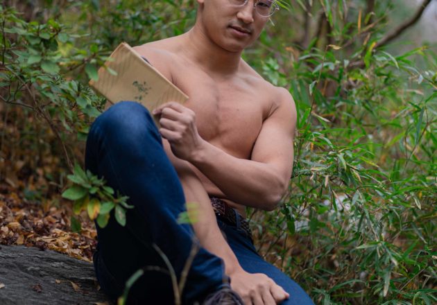 読書のマッチョ2(縦写真)/reference stock photo muscle in autumn colors@写真　筋肉