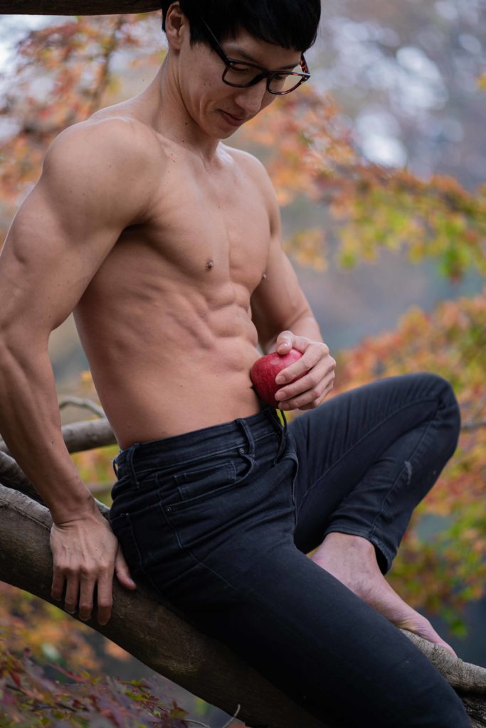 りんごを腹筋で磨くマッチョ(縦写真)/reference stock photo muscle in autumn colors@モデル　筋肉