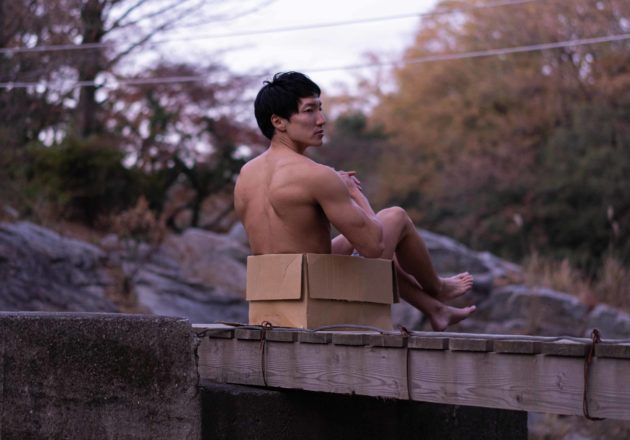 橋に捨てマッチョ/reference stock photo muscle in autumn colors@モデル　筋肉