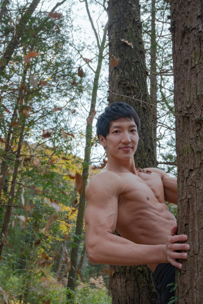 「僕の森にようこそ」と歓迎するマッチョ/reference stock photo muscle in autumn colors@フリー素材 マッチョ