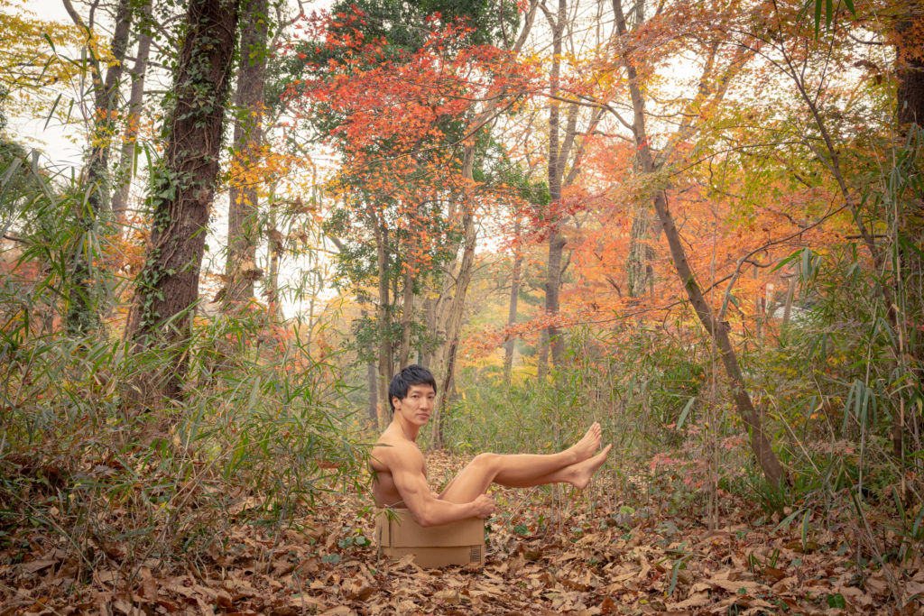 落ち葉に捨てマッチョ/reference stock photo muscle in autumn colors/box macho@フリー素材 マッチョ
