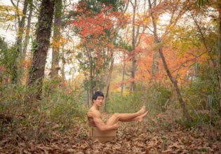 落ち葉に捨てマッチョ/reference stock photo muscle in autumn colors/box macho@フリー素材 マッチョ