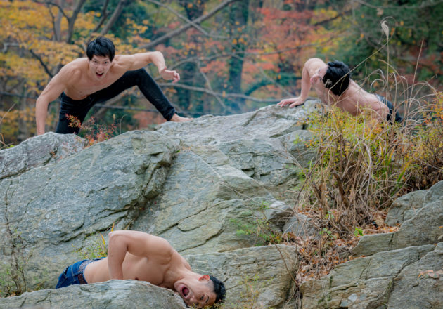 岩場で臨戦態勢のマッチョ/reference stock photo muscle in autumn colors@モデル　筋肉