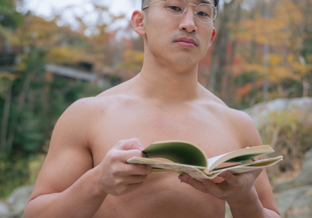 読書のマッチョ2(縦写真)@フリー素材 マッチョ