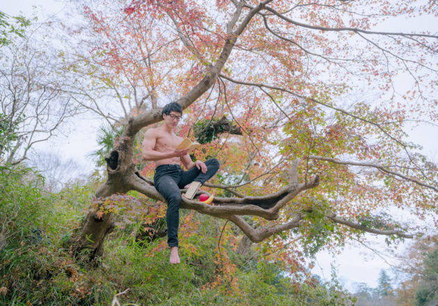 読書のマッチョ/reference stock photo muscle in autumn colors@フリー素材 マッチョ