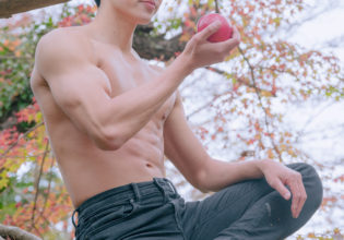 りんごを愛でるマッチョ(縦写真)/reference stock photo muscle in autumn colors@モデル　筋肉