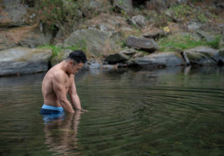 凍てつく川で精神統一するマッチョ@写真　筋肉