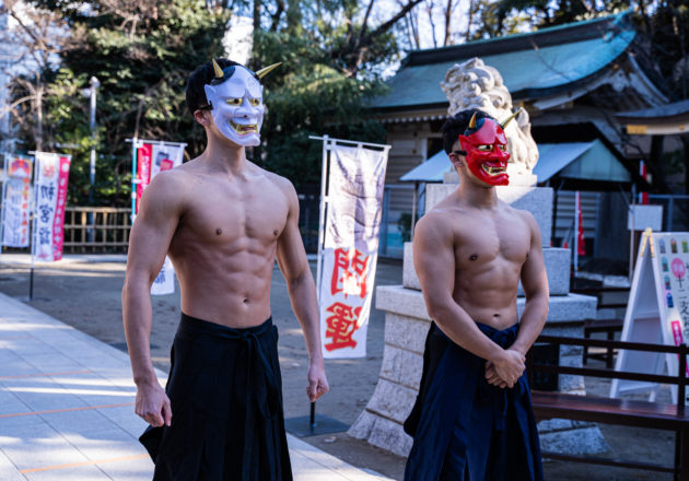 神社にお参りする鬼マッチョ/reference stock photo muscle at shrine@写真　マッチョ