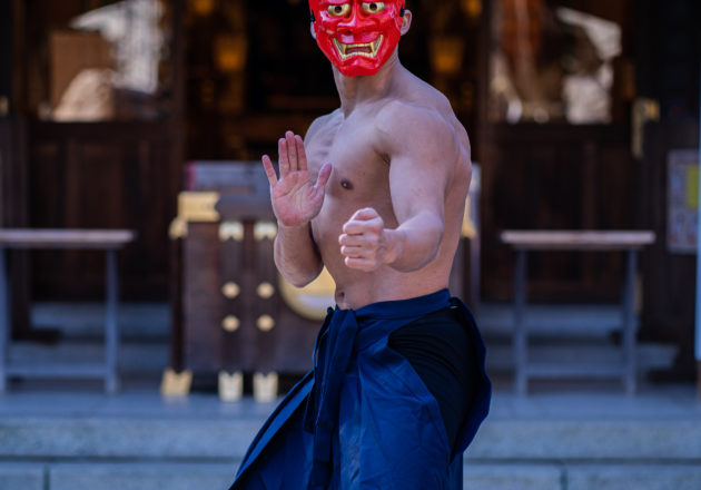 術式展開する鬼マッチョ（縦型写真）@写真　マッチョ