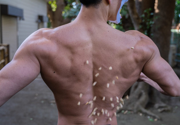 豆を広背筋で弾き返す鬼マッチョ(縦型写真)@写真　マッチョ