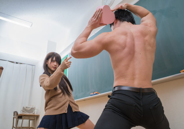 ジョジョ立ちで愛を紡ぐマッチョ/jojo pose reference stock photo muscle at Valentine's Day@著作権フリー 画像 筋肉