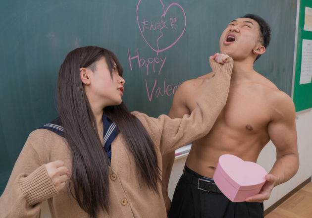 学園の女子に片っ端から告白しているのがバレて制裁されるマッチョ@著作権フリー 画像 筋肉