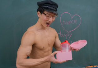 バレンタインデーにプロテインを貰って歓喜するマッチョ@著作権フリー 画像 筋肉
