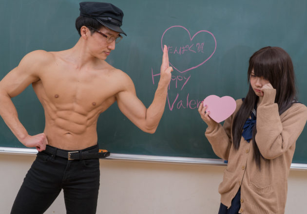 ｢糖質はいらない｣とチョコを拒否するマッチョ/reference stock photo muscle at Valentine's Day@著作権フリー 画像 筋肉