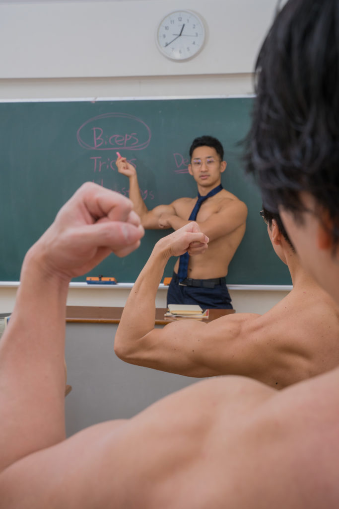 上腕二頭筋は「Biceps」(縦写真)/reference stock photo muscle at high school student@フリー素材 筋肉