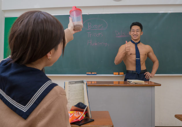 食事の間隔が空くから、授業中はプロテインが必要だね！@フリー素材 筋肉