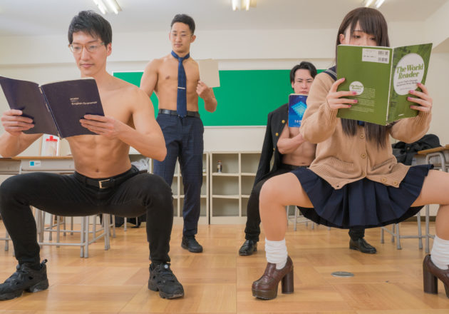 空気椅子の授業/reference stock photo muscle at high school student@フリー素材 筋肉