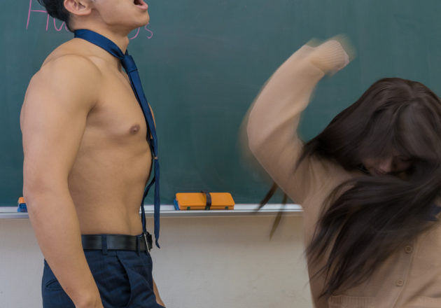 JKの反抗に合うマッチョ先生(縦型写真)@フリー素材 筋肉