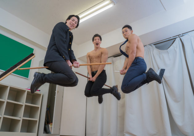 飛行魔術を筋力だけで実施するマッチョ/reference stock photo muscle at high school @フリー素材 筋肉