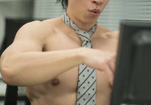 期末作業に追われるマッチョ/reference stock photo muscle work at office(縦写真)@マッチョ写真集