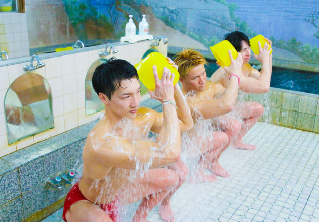 空気椅子で体を流すマッチョ/reference stock photo muscle at public bath@フリー素材 マッチョ