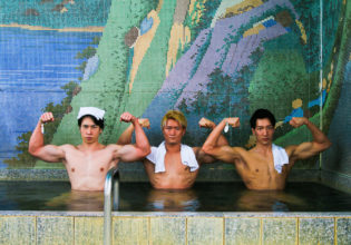 湯舟でリラックスするマッチョ/reference stock photo muscle at public bath@フリー素材 温泉
