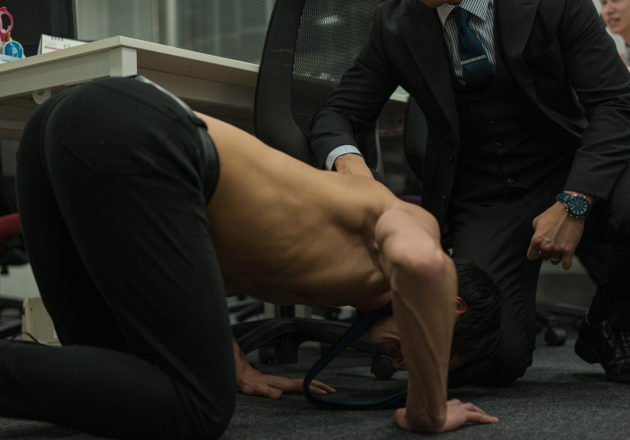 土下座マッチョ/reference stock photo muscle work at office DOGEZA@マッチョ写真集
