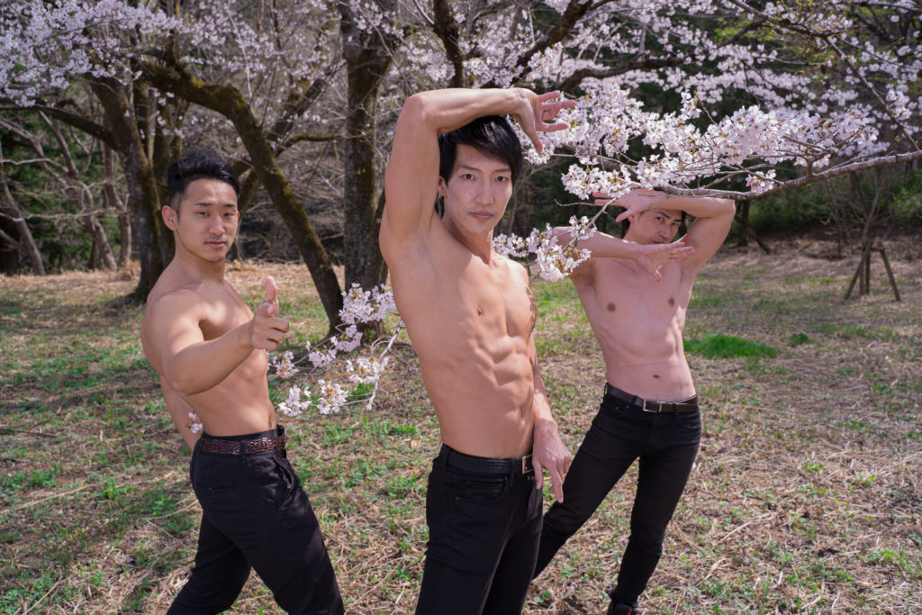 桜でジョ〇ョ立ちをキメるマッチョ/reference stock photo muscle cherry blossoms jojo pose macho@モデル　筋肉