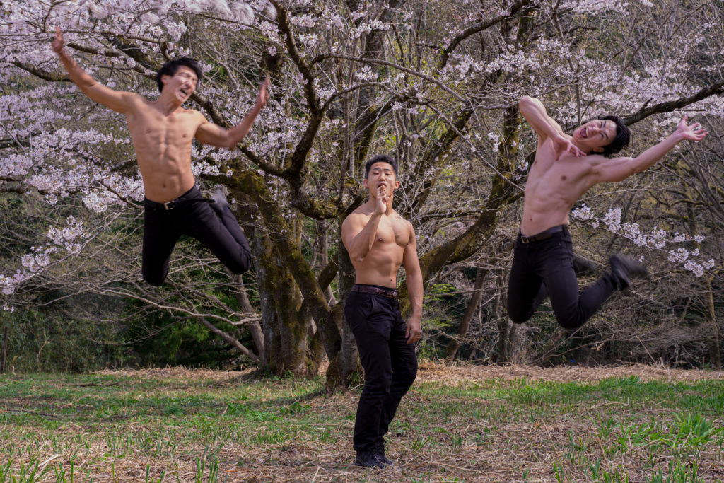 領域展開するマッチョ/reference stock photo muscle cherry blossoms@フリー素材　筋肉