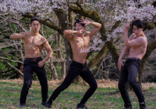 団子でジョ〇ョ立ちをキメるマッチョ/reference stock photo muscle cherry blossoms jojo pose@モデル　筋肉