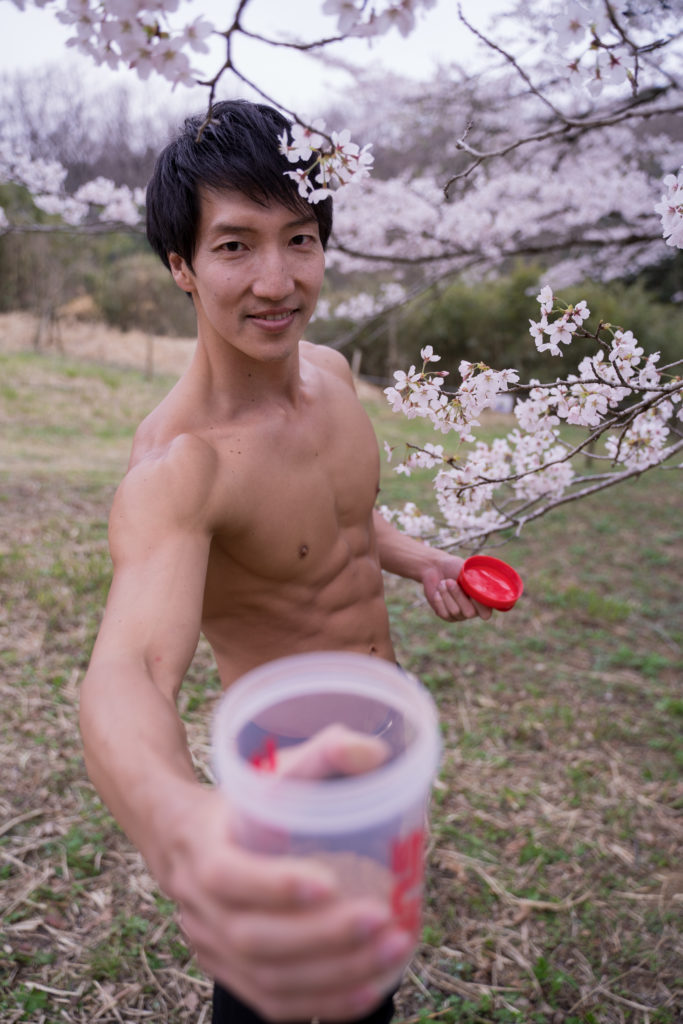 花見にはプロテインが必要だろ？(縦写真)/reference stock photo muscle cherry blossoms protein@モデル　筋肉