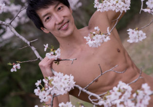 桜と遊ぶマッチョ（縦写真）@モデル　筋肉