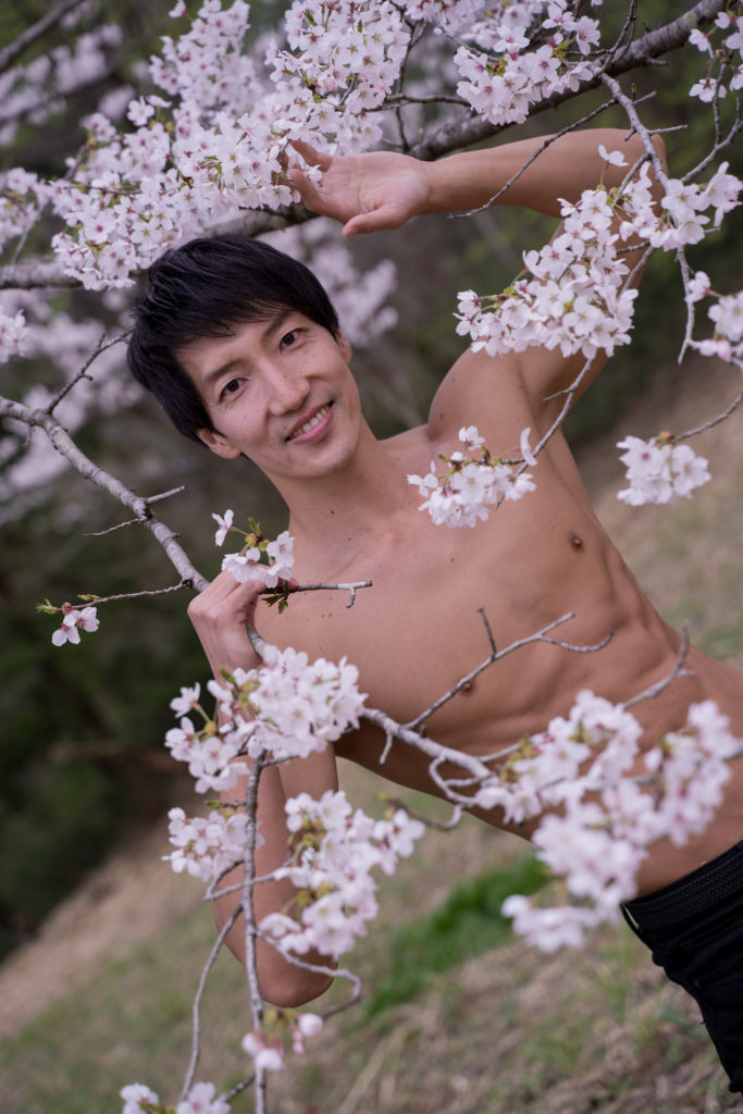 桜と遊ぶマッチョ（縦写真）@モデル　筋肉