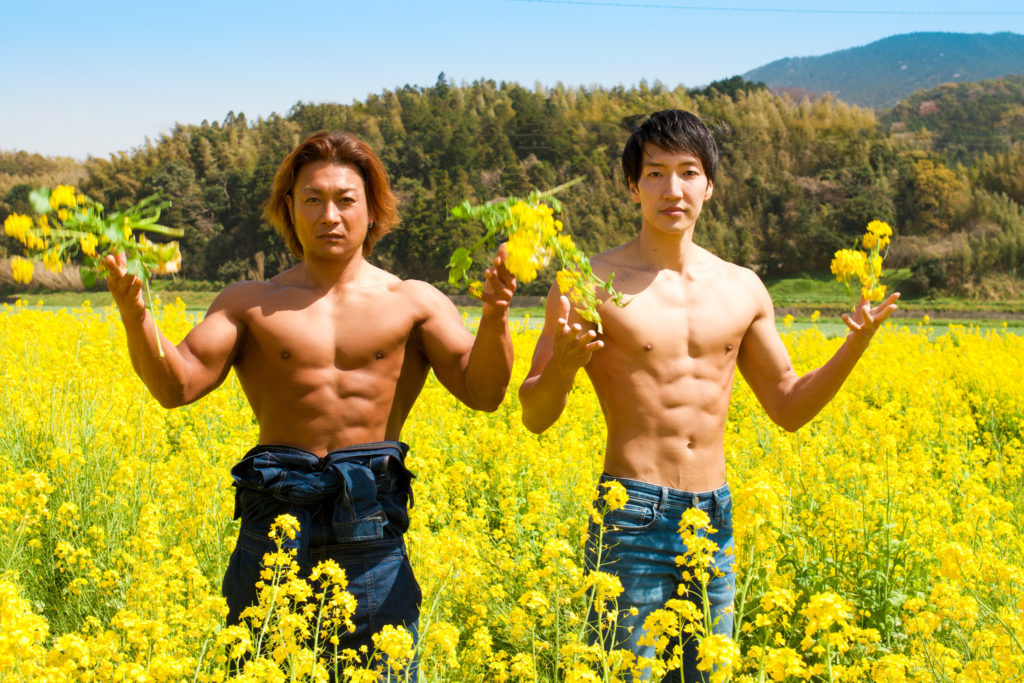 菜の花とマッチョ/reference stock photo muscle field of canola flower@フリー素材　筋肉