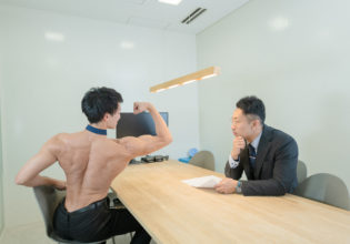 面接で自己PRするマッチョ/reference stock photo muscle work at office stress interview@マッチョ写真集
