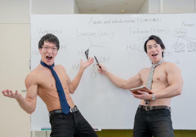 議論が白熱するマッチョ@マッチョ写真集
