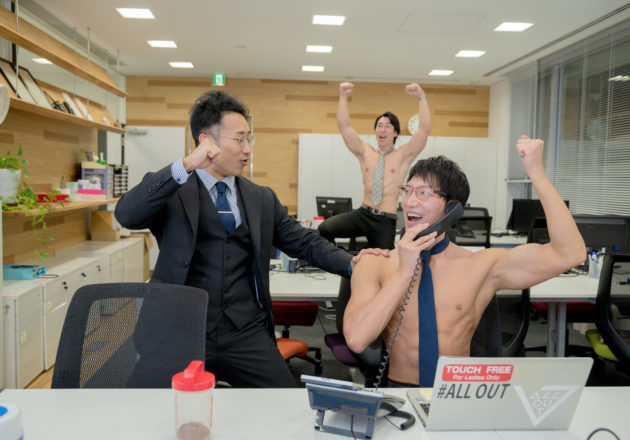 初受注を決めたマッチョ/reference stock photo muscle work at office@マッチョ写真集