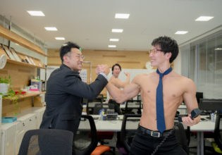 初成約を上司と喜ぶマッチョ/reference stock photo muscle work at office@フリー素材　オフィス
