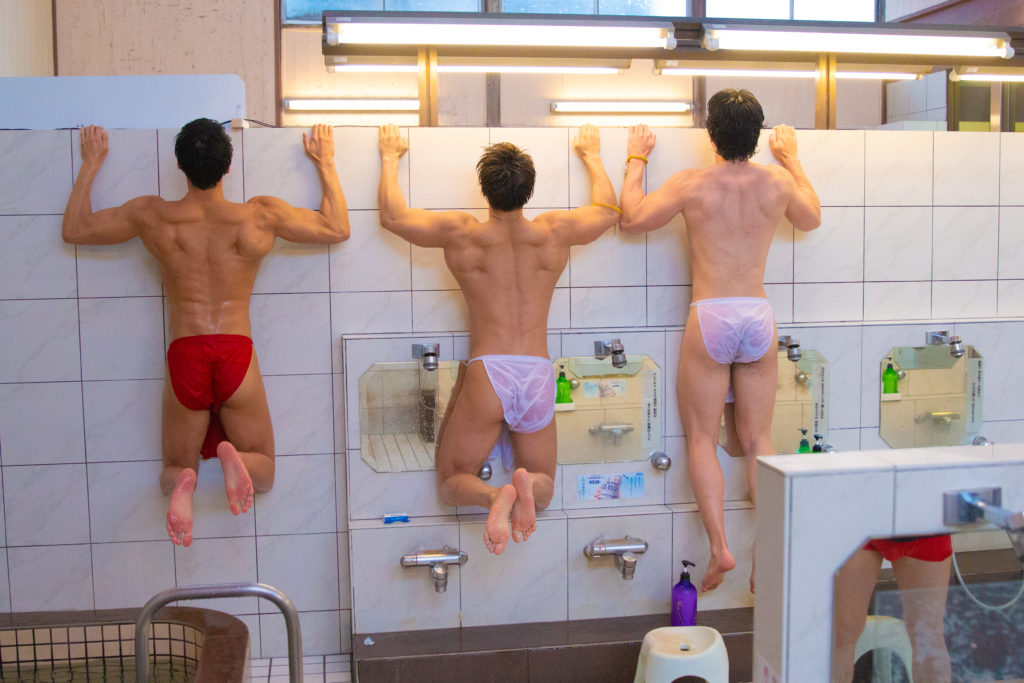 女風呂を覗こうとするマッチョ/reference stock photo muscle public bath@写真　筋肉