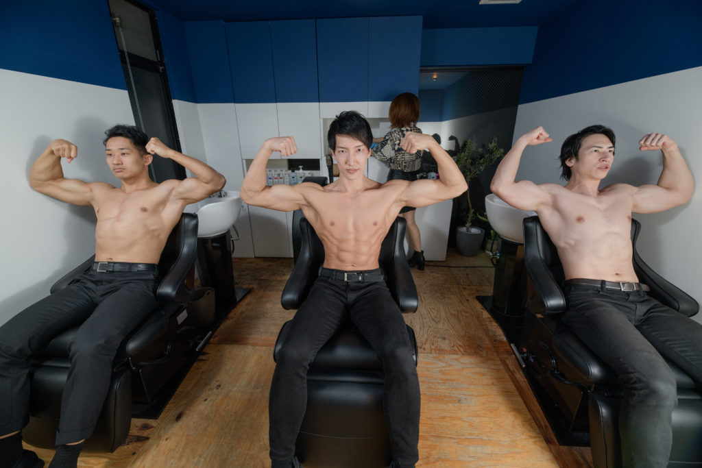 シャンプー台のマッチョ/reference stock photo muscle beauty salon @写真　筋肉