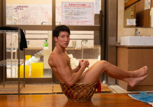 銭湯に捨てマッチョ/reference stock photo muscle public bath box macho@写真　筋肉