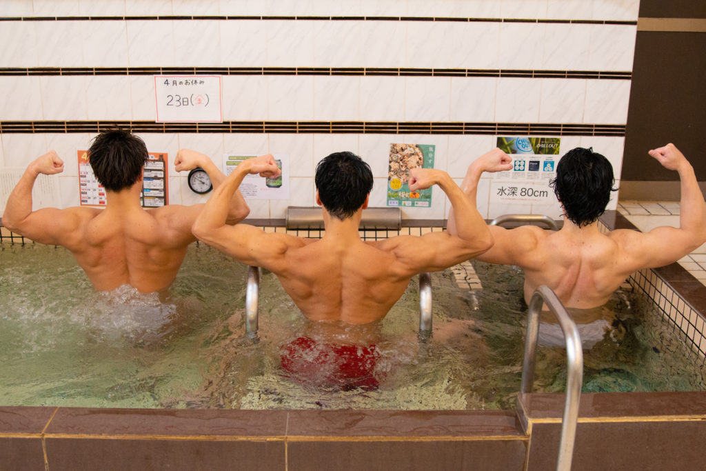 湯舟でリラックスするマッチョ/reference stock photo muscle public bath @写真　筋肉