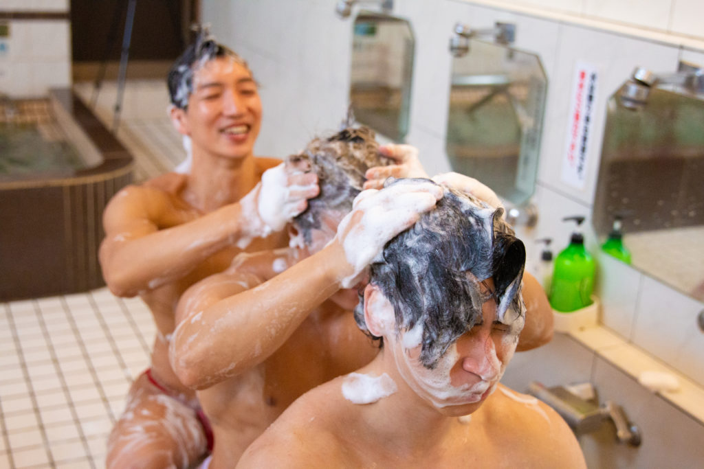 仲良く髪を洗うマッチョ/reference stock photo muscle public bath@写真　筋肉