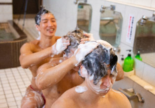 仲良く髪を洗うマッチョ/reference stock photo muscle public bath@写真　筋肉
